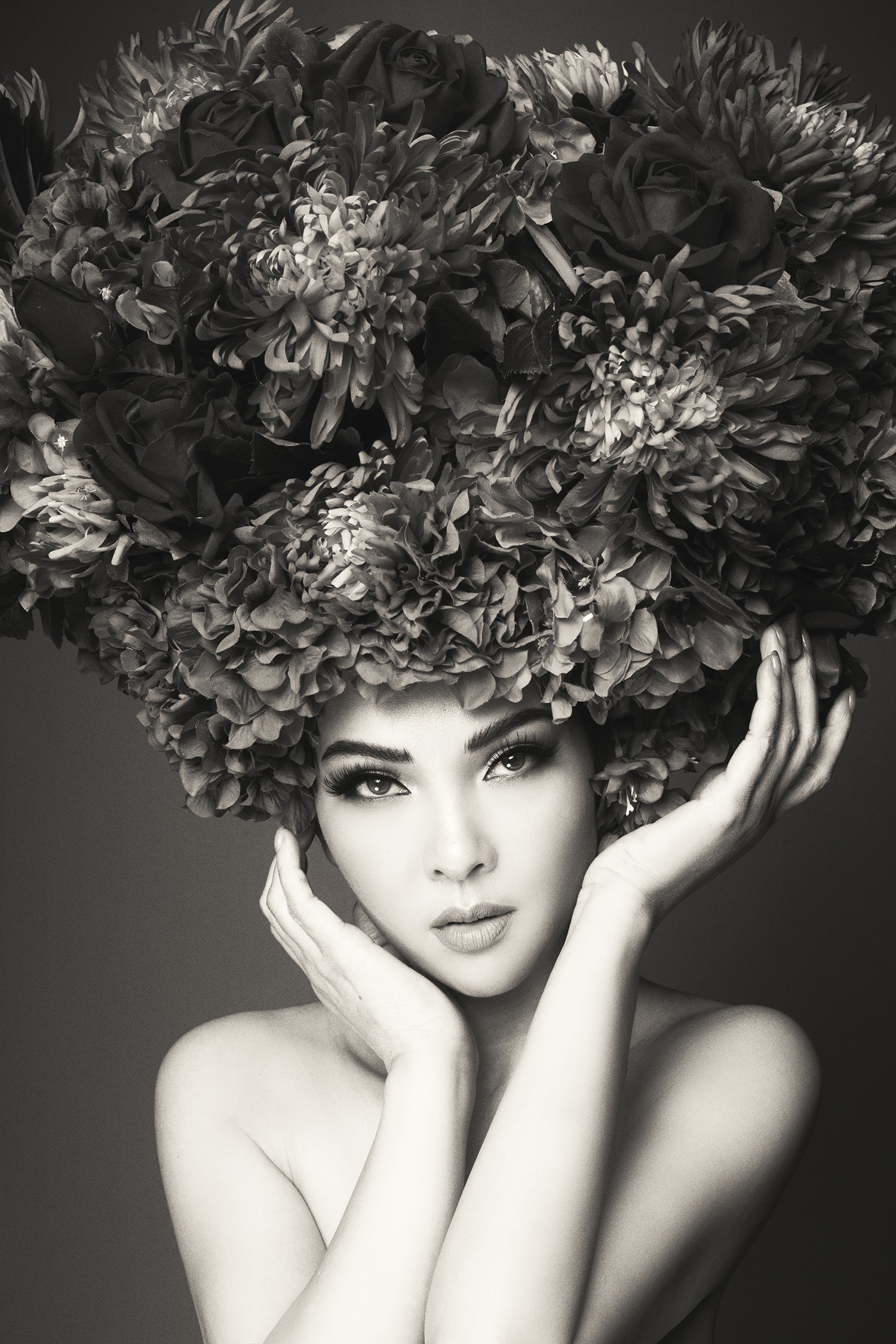 Hà Tăng vai trần, Kỳ Duyên cùng loạt mỹ nhân Việt khác trút bỏ xiêm y trong bộ ảnh của NTK Đỗ Mạnh Cường